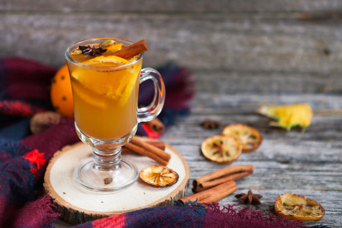 Weisser Glühwein mit Gewürzen